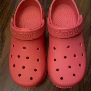 Simply Southern clog. Size 6 Women’s, 4 Men’s. Barely worn.